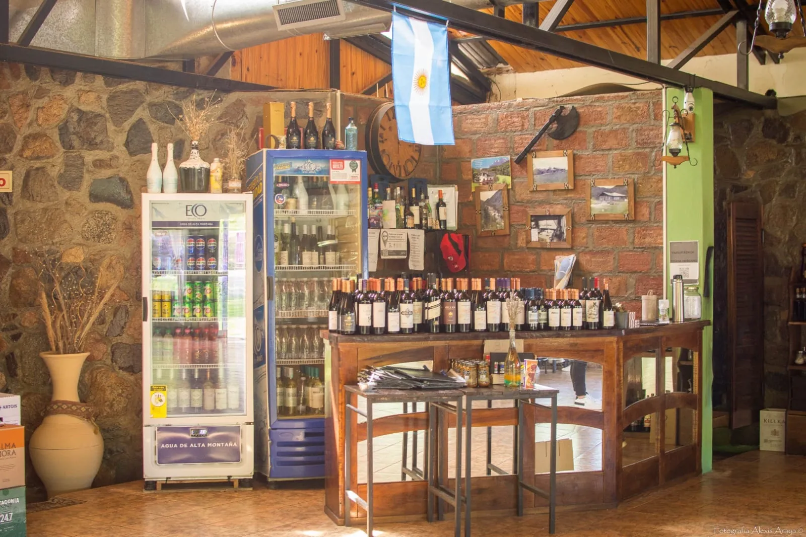 La barra con la cava de vinos
