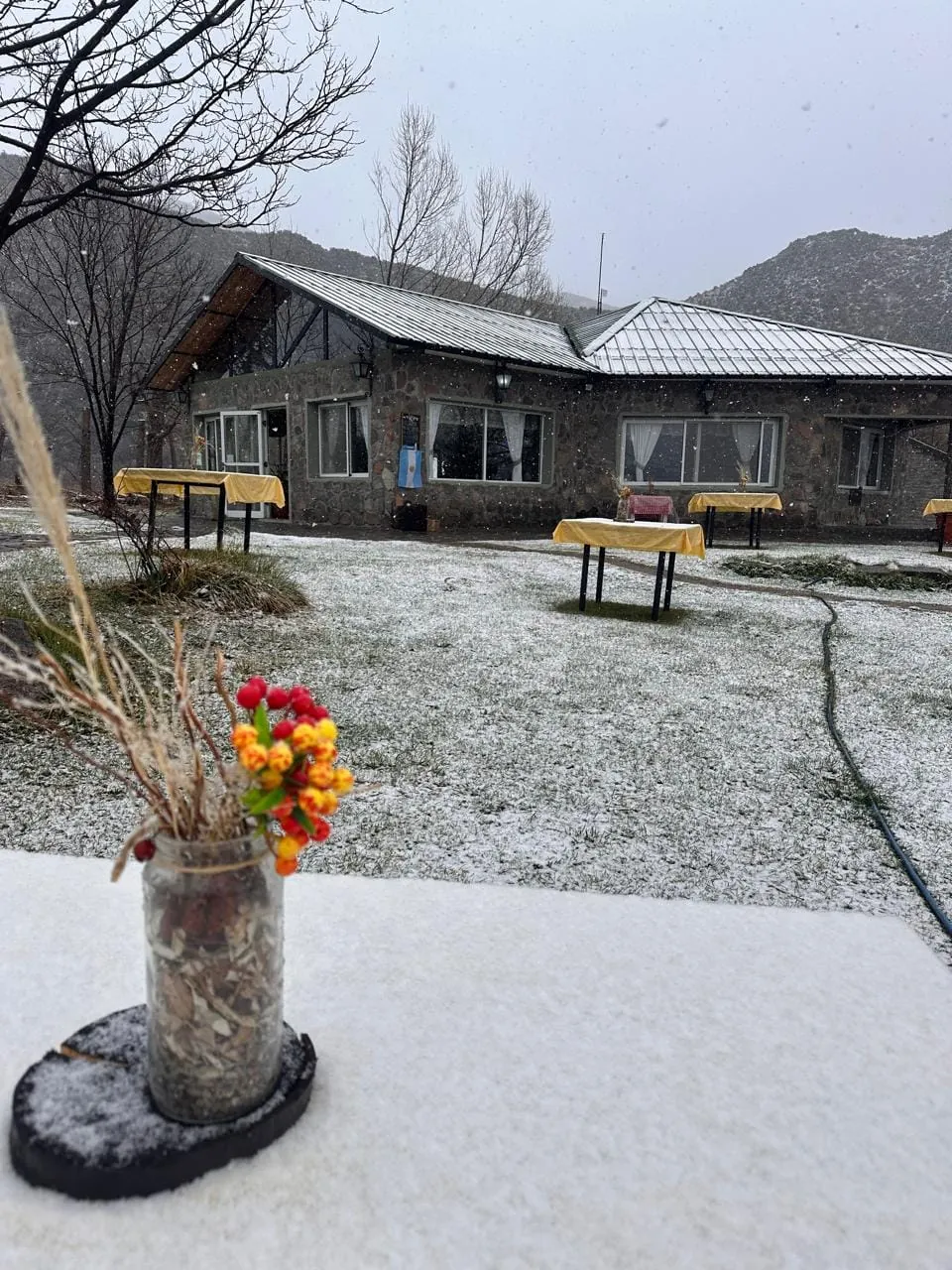 Mesa con centro de flores y la Posada nevada