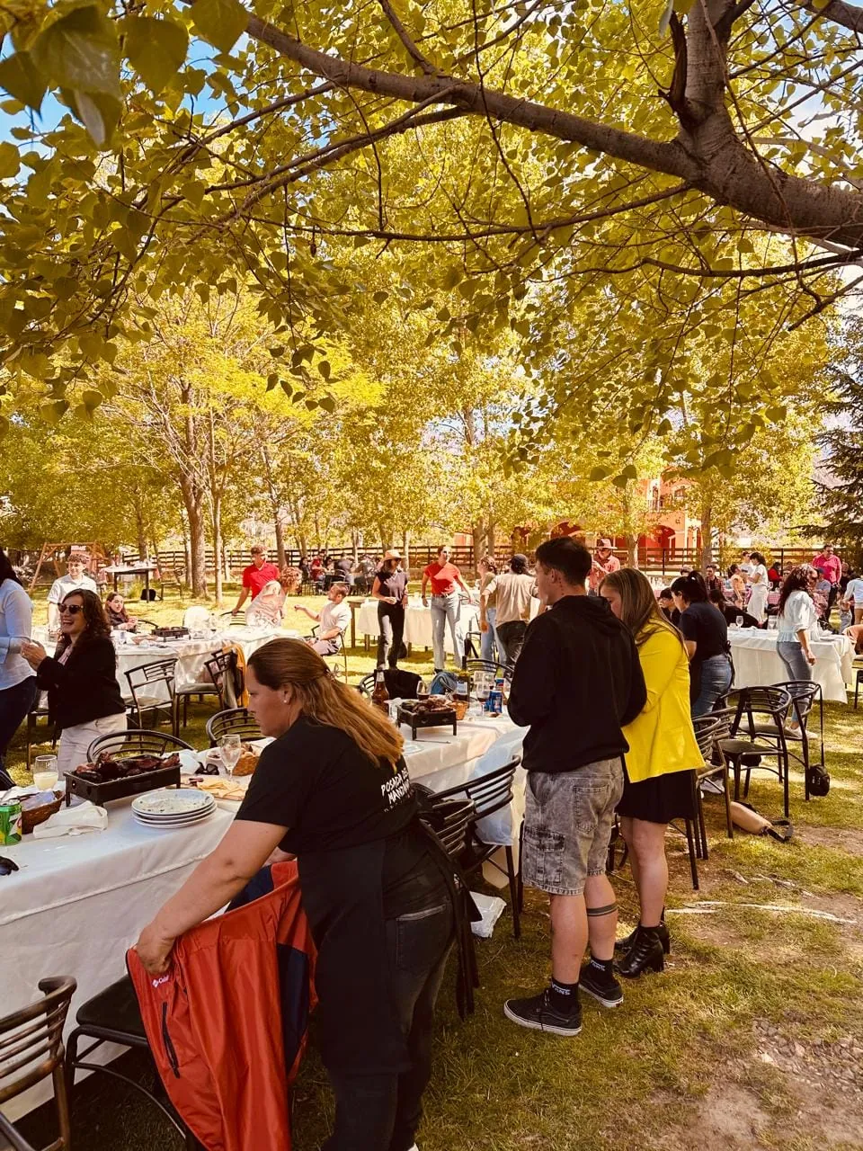 Almuerzo en el parque en otoño
