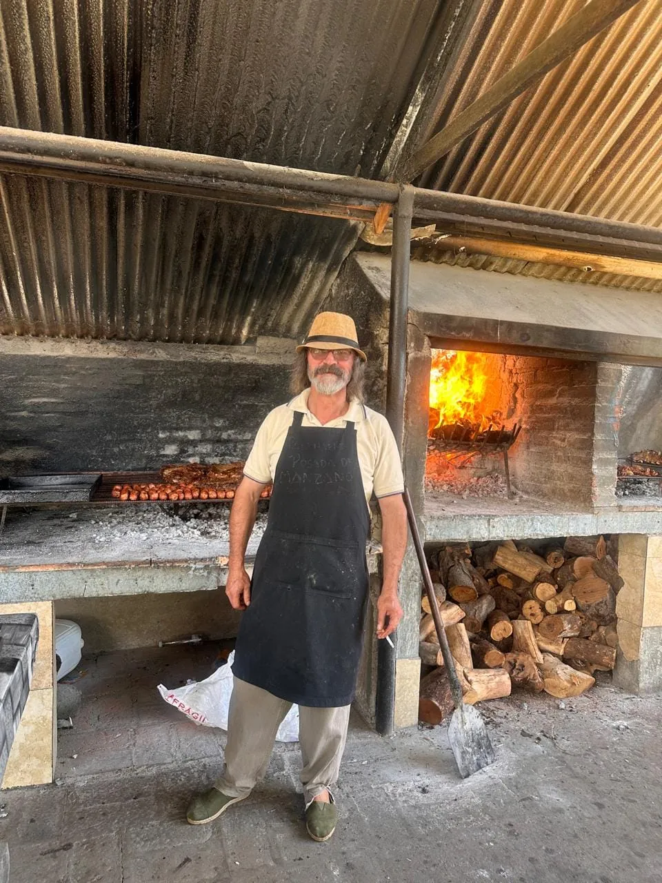 El parrillero junto al fogón
