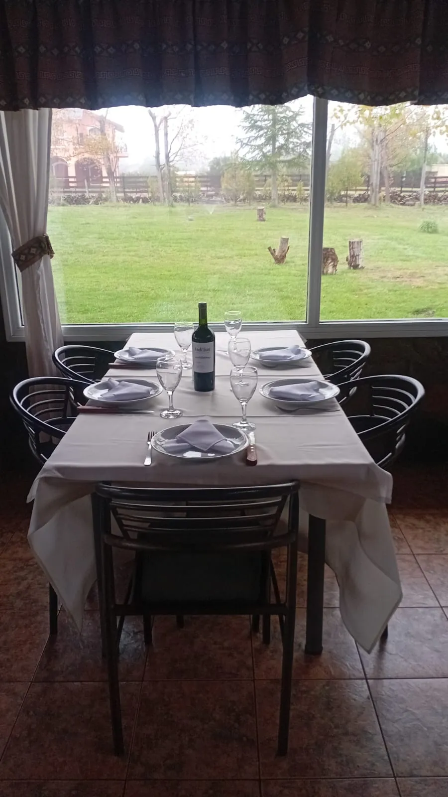 Mesa junto a la ventana con vista al parque