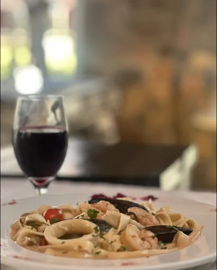 Fettuccine con mariscos y vino tinto