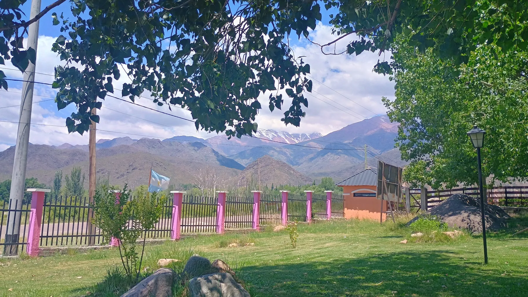 La cordillera vista desde el parque de la Posada